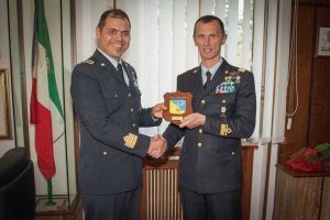 La consegna del Crest al comandante della 46esima brigata
